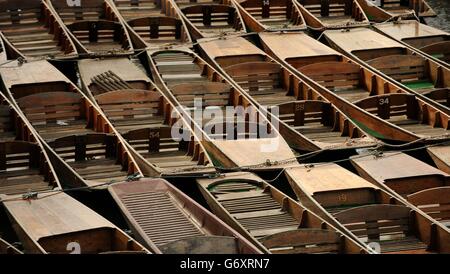 Punts lie moored up on the river Cherwell in Oxford, waiting for customers. Stock Photo