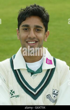 Shaftab Khalid of Worcestershire County Cricket Club during a photocall at Worcester, ahead of the new 2004 season. Stock Photo