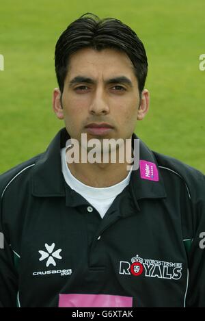Worcestershire CCC 2004. N. Malik of Worcestershire County Cricket Club during a photocall at Worcester, ahead of the new 2004 season. Stock Photo