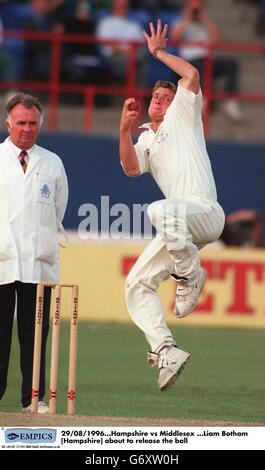 29/08/1996. Hampshire vs Middlesex, Liam Botham [Hampshire] about to release the ball Stock Photo