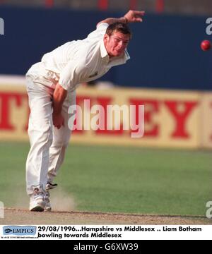 29/08/1996. Hampshire vs Middlesex. Liam Botham bowling towards Middlesex Stock Photo