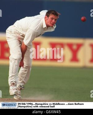 29/08/1996. Hampshire vs Middlesex .Liam Botham [Hampshire] with released ball Stock Photo