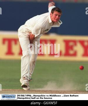 29/08/1996. Hampshire vs Middlesex ...Liam Botham [Hampshire] ball on the bounce Stock Photo