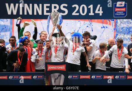 Soccer - Johnstone's Paint Trophy - Final - Chesterfield v Peterborough United - Wembley Stadium. Peterborough United celebrate with the trophy after winning the Johnstone's Paint Trophy Final at Wembley Stadium, London. Stock Photo