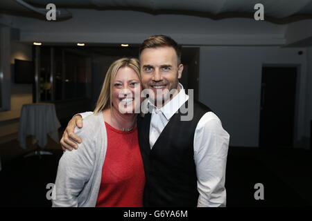 Gary Barlow with fans (names not given) before performing an intimate gig at Under the Bridge, Stamford Bridge, London for Heart FM listeners and sponsored by Boots. Stock Photo