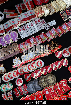 Pin badges are on sale outside Anfield Stadium home of Liverpool FC. Fresh inquests into the 96 victims of the Hillsborough Disaster are set to commence on Monday 31st March 2014. PRESS ASSOCIATION Photo. Picture date: Wednesday March 26, 2014. See PA story SOCCER Liverpool. Photo credit should read: Peter Byrne/PA Wire. Stock Photo