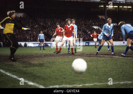 Soccer - European Cup - Semi Final First Leg - Nottingham Forest v Ajax - City Ground. Nottingham Forest's Garry Birtles and Stan Bowles watch the ball go wide of the Ajax goal. Stock Photo