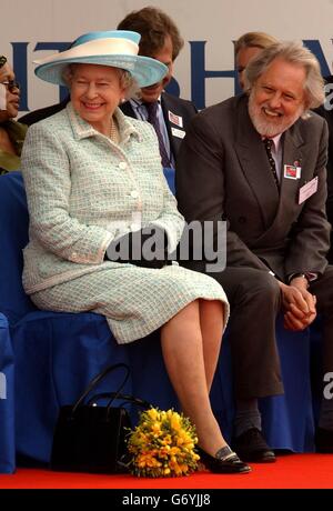 Queen Elizabeth II shares a joke with film mogul Lord Puttnam Stock Photo