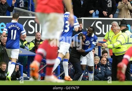 Everton's Romelu Lukaku (right) celebrates scoring his side's second goal of the game with manager Roberto Martinez (centre) on the touchline Stock Photo