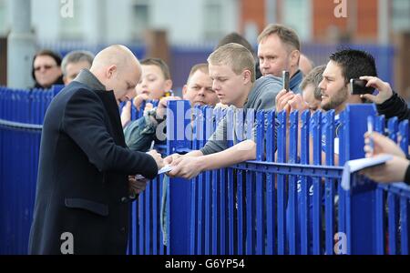 Everton's Steven Naismith signs autographs for fans during the players parade outside the ground before the match Stock Photo