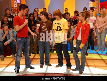 MTV presenter Dave Berry (left) with Harry Potter stars Daniel Radcliffe, Rupert Grint and Emma Watson during their guest appearance on MTV TRL UK at the MTV Studios's in Camden. Stock Photo