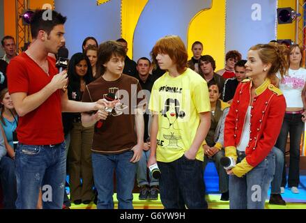 MTV presenter Dave Berry (left) with Harry Potter stars Daniel Radcliffe, Rupert Grint and Emma Watson during their guest appearance on MTV TRL UK at the MTV Studios's in Camden. Stock Photo