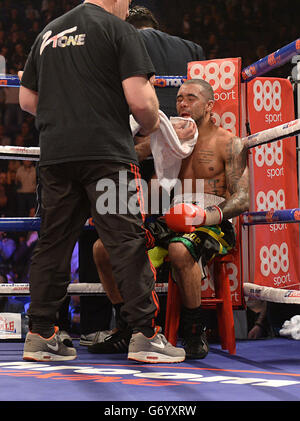 Josh Warrington and Rendall Munroe (right) during the Commonwealth ...