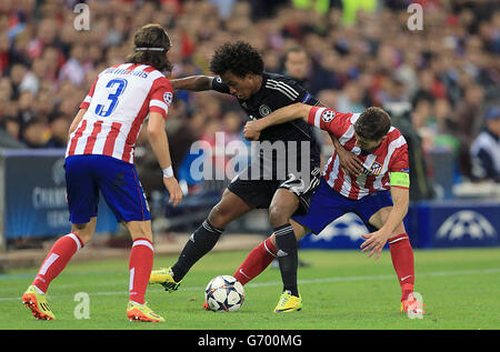 Soccer - UEFA Champions League - Semi Final - First Leg - Atletico Madrid v Chelsea - Vincente Calderon Stadium. Altetico Madrid's Filipe Luis Kasmirski, Chelsea's Willian and Atletico Madrid's Gabi battle for possession Stock Photo