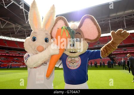 Soccer - Johnstone's Paint Trophy - Final - Chesterfield v Peterborough United - Wembley Stadium. Peterborough United mascot Peter Burrow (left) and Chesterfield mascot Chester the Field Mouse pose for a photo before the game Stock Photo