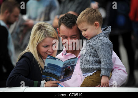 Horse Racing - 2014 William Hill Lincoln - Day Two - Doncaster Racecourse. Racegoers study the form at Doncaster Racecourse Stock Photo