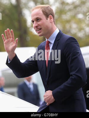 The Duke of Cambridge waves as he leaves the Botanical Gardens in Christchurch, New Zealand, during their three-week tour of Australia and New Zealand. Stock Photo