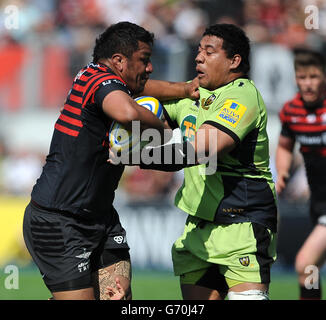 Saracen's Mako Vunipola (left) is tackled by Northampton Saints Samu Manoa during the Aviva Premiership match at Allianz Park, Hendon. Stock Photo