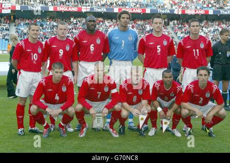 (l/r rear) (Michael Owen, Wayne Rooney, Sol Campbell, David James, John Terry, Frank Lampard. (Front l/r) Steven Gerrard, captain David Beckham, Paul Scholes, Ashley Cole and Garry Neville). The England team line up that started the game against Japan, during the FA Summer tournament at the City of Manchester Stadium. Stock Photo