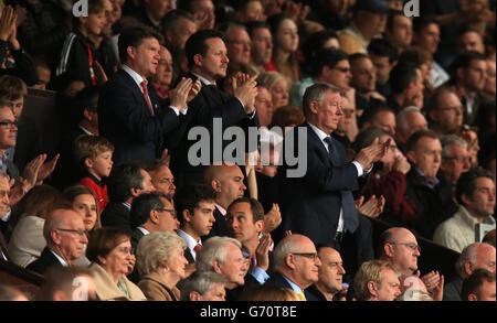 Soccer - Barclays Premier League - Manchester United v Norwich City - Old Trafford. Manchester United's former manager Sir Alex Ferguson applauds as Danny Welbeck is substituted Stock Photo