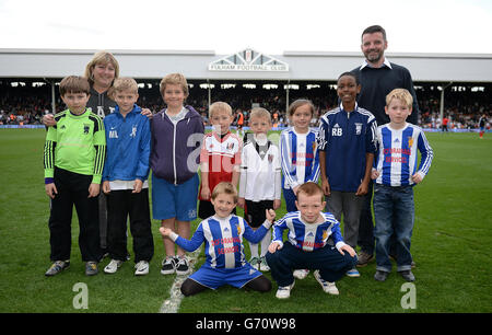 Soccer - Barclays Premier League - Fulham v Hull City - Craven Cottage. Worcester Park youth team pose for a photograph on the pitch at half time Stock Photo