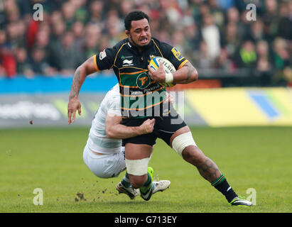 Northampton's Samu Manoa is tackled by London Irish's Tomas O'Leary during the Aviva Premiership match at Franklins Gardens, Northampton. Stock Photo