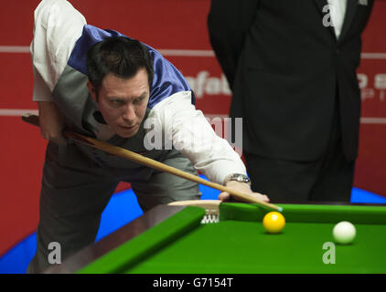 Dominic Dale in action against Mark Davis during the Dafabet World Snooker Championships at The Crucible, Sheffield. PRESS ASSOCIATION Photo. Picture date: Thursday April 24, 2014. See PA story SNOOKER World. Photo credit should read: Tim Goode/PA Wire Stock Photo