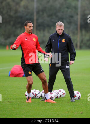 Soccer - UEFA Champions League - Group A - FC Shakhtar Donetsk v Manchester United - Manchester United Training Session - AON.... Manchester United manager David Moyes (right) with Rio Ferdinand during a training session at the AON Training Complex, Manchester. Stock Photo