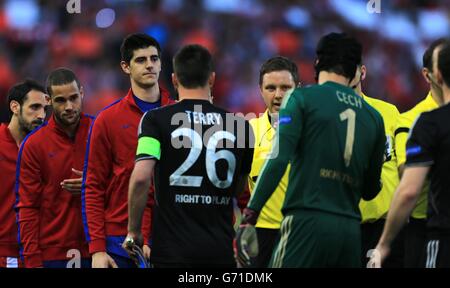 Soccer - UEFA Champions League - Semi Final - First Leg - Atletico Madrid v Chelsea - Vincente Calderon Stadium. Atletico Madrid goalkeeper Thibaut Courtois (left) prepares to shake the hands of Chelsea goalkeeper Petr Cech (1) and John Terry (26) Stock Photo