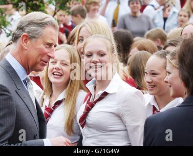 The Prince of Wales talks to Year 9 pupils on his visit to Brimsham Green School in Yate, south Gloucestershire. The school takes its organic carrots and potatoes from the Prince's own Home Farm, near Tetbury in Gloucestershire. In his role as president of Business in the Community and patron of the Soil Association, Charles also conducted a summit meeting with a group of education chiefs to discuss the benefits of using fresh, good quality local food in schools. Stock Photo