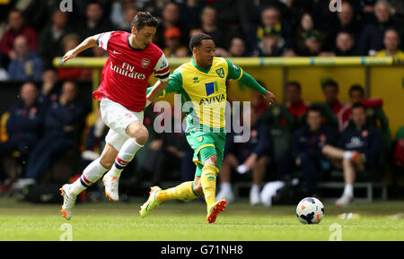 Soccer - Barclays Premier League - Norwich City v Arsenal - Carrow Road. Norwich City's Nathan Redmond and Arsenal's Mesut Ozil compete for the ball during the Barclays Premier League match at Carrow Road, Norwich. Stock Photo