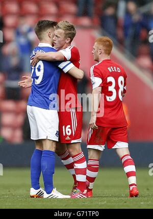 Soccer - Barclays Premier League - Southampton v Everton - St Mary's. Southampton's James Ward-Prowse (right) and Everton's Luke Garbutt (left) hug after the final whistle Stock Photo