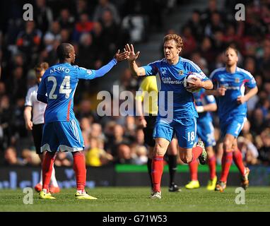 Soccer - Barclays Premier League - Fulham v Hull City - Craven Cottage. Hull City's Nikica Jelavic (right) celebrates scoring his side's first goal of the game with teammate Sone Aluko (left) Stock Photo