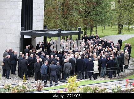 Mourners at the funeral of ex Rangers footballer Sandy Jardine at Mortonhall crematorium in Edinburgh. Stock Photo