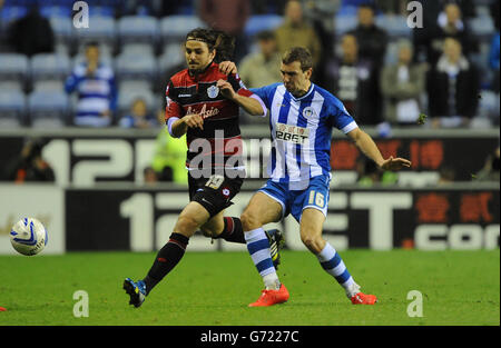 Soccer - Sky Bet Championship - Play-off - Semi Final - First Leg - Wigan Athletic v Queens Park Rangers - DW Stadium. Wigan Athletic's James McArthur (right) and Queens Park Rangers' Niko Kranjcar (left) battle for the ball. Stock Photo