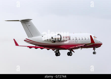 Bombardier Challenger 605 (CL-600-2B16) luxury private jet aircraft G-SJSS Stock Photo