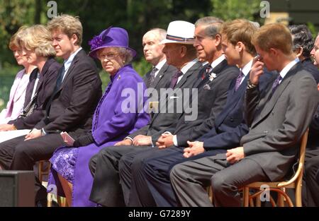 Britain's Queen Elizabeth II (centre) with, front row, from left, the sisters of the late Diana, Princess of Wales, Lady Sarah McCorquodale and Lady Jane Fellowes and her brother Earl Spencer, the Duke of Edinburgh, the Prince of Wales, Prince William and Prince Harry at the opening Tuesday July 6, 2004, of a fountain built in memory of Diana, Princess of Wales, in London's Hyde Park. The 3.6 million creation at the side of the Serpentine has been surrounded by controversy - facing delays and over-running its budget by 600,000. The Princess died in a car crash in Paris in August 1997. Stock Photo