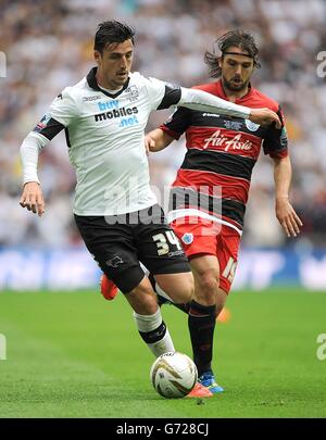 Soccer - Sky Bet Championship - Play Off - Final - Derby County v Queens Park Rangers - Wembley Stadium. Queens Park Rangers' Niko Kranjcar and Derby County's George Thorne (left) battle for the ball Stock Photo