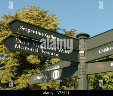 Sign pointing way to fountain - Hyde Park Stock Photo