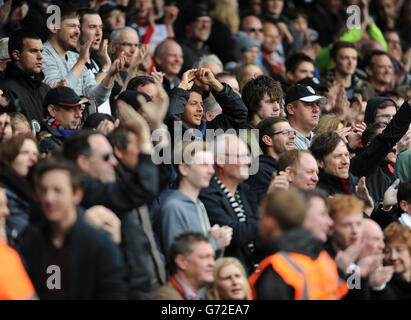 Soccer - Barclays Premier League - Fulham v Crystal Palace - Craven Cottage. Fulham's fans applaud the players