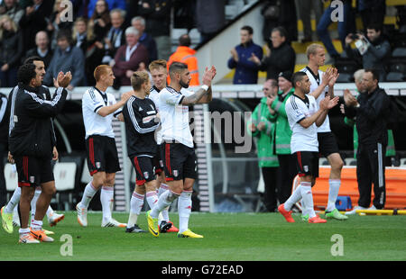 Soccer - Barclays Premier League - Fulham v Crystal Palace - Craven Cottage. Fulham's players applaud the home fans