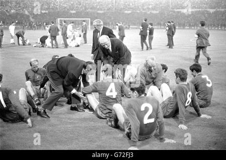 Manchester United manager Matt Busby coaches his team on the pitch at Wembley, during the European Cup Final against Benfica of Portugal. United won 4-1. Stock Photo