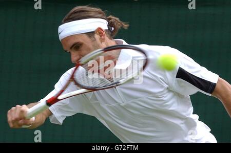 Defending champion Roger Federer in action against Alejandro Falla from Columbia at The Lawn Tennis Championships in Wimbledon, London today Thursday 24 June, 2004. PA Photo: Kirsty Wigglesworth. EDITORIAL USE ONLY, NO MOBILE PHONE USE. Stock Photo