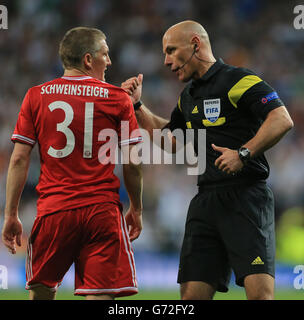 Referee Howard Webb talks with Bayern Munich's Bastian Schweinsteiger Stock Photo