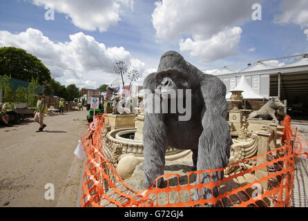 Chelsea Flower Show Preparations. A statue of a gorilla on display ahead of the Chelsea Flower Show at the Royal Hospital in Chelsea, London. Stock Photo