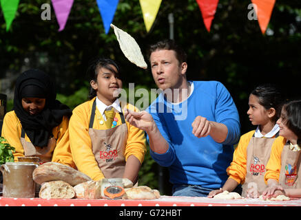 Jamie Oliver joins children as they celebrate Food Revolution Day 2014 by cooking bread, making smoothies and creating salads at St Paul's Whitechapel CE Primary School in London. Stock Photo