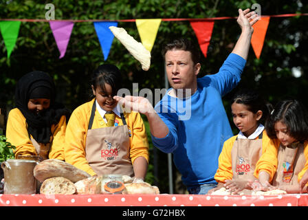 Jamie Oliver joins children as they celebrate Food Revolution Day 2014 by cooking bread, making smoothies and creating salads at St Paul's Whitechapel CE Primary School in London. Stock Photo