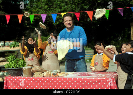 Jamie Oliver joins children as they celebrate Food Revolution Day 2014 by cooking bread, making smoothies and creating salads at St Paul's Whitechapel CE Primary School in London. Stock Photo