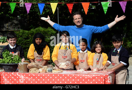 Jamie Oliver joins children as they celebrate Food Revolution Day 2014 by cooking bread, making smoothies and creating salads at St Paul's Whitechapel CE Primary School in London. Stock Photo