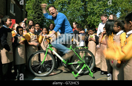 Jamie Oliver joins children as they celebrate Food Revolution Day 2014 by cooking bread, making smoothies and creating salads at St Paul's Whitechapel CE Primary School in London. Stock Photo